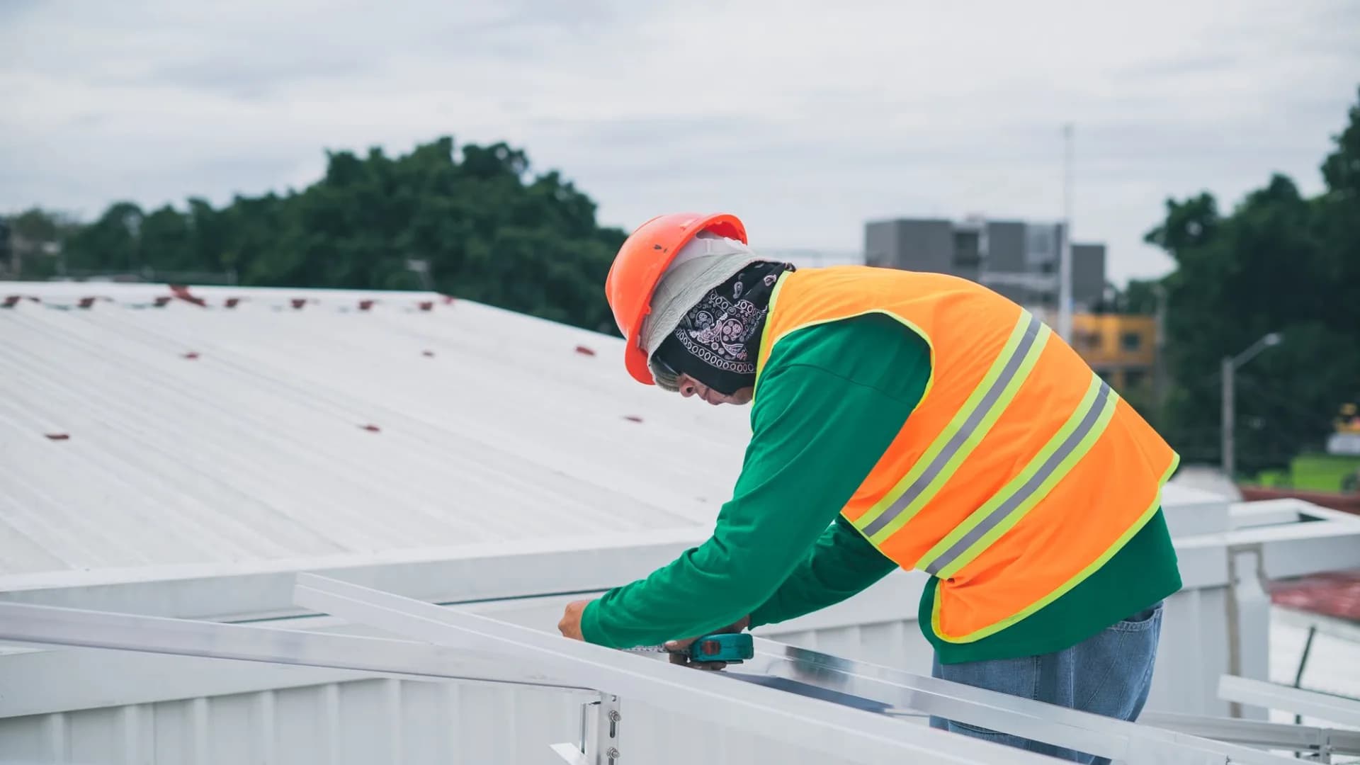 Professional cleaning gutters in Toronto