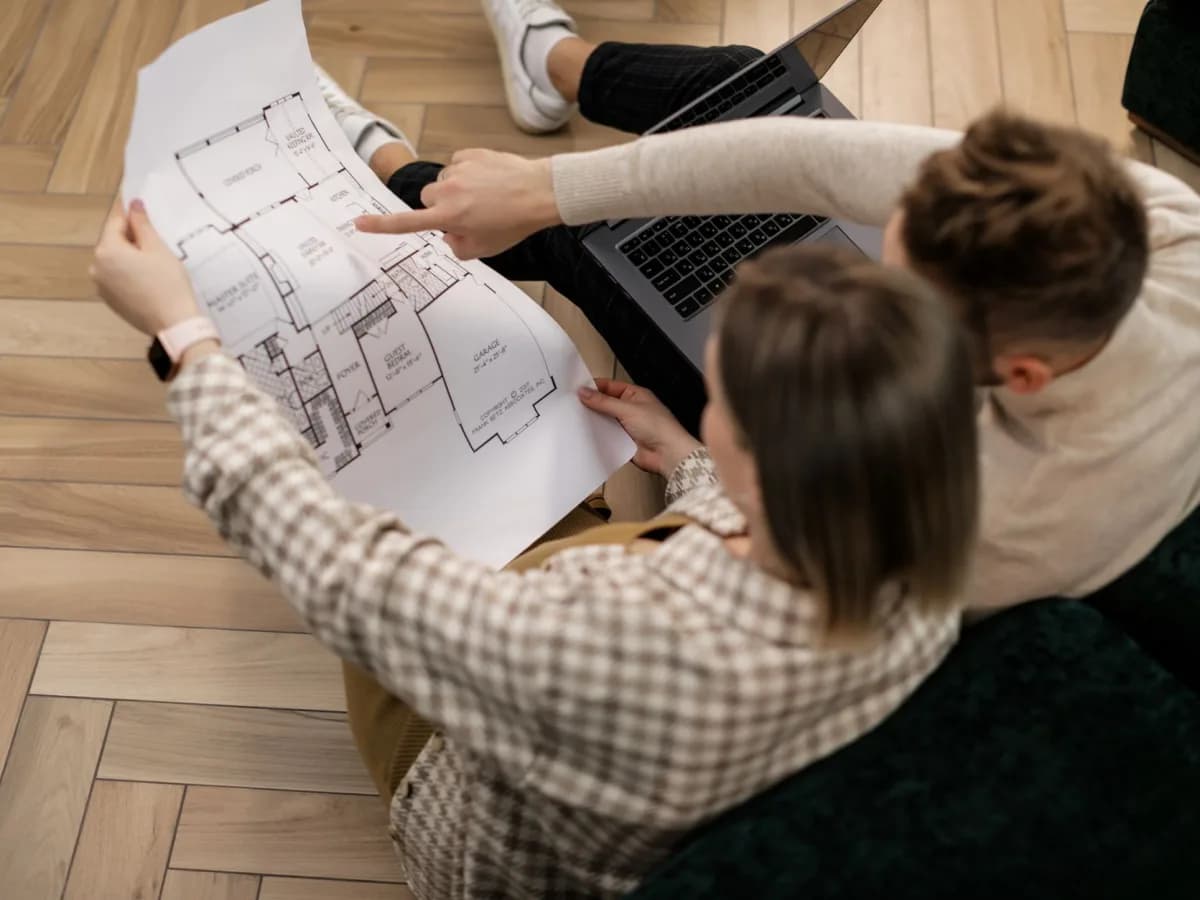 Homeowner consulting with contractor about duct cleaning