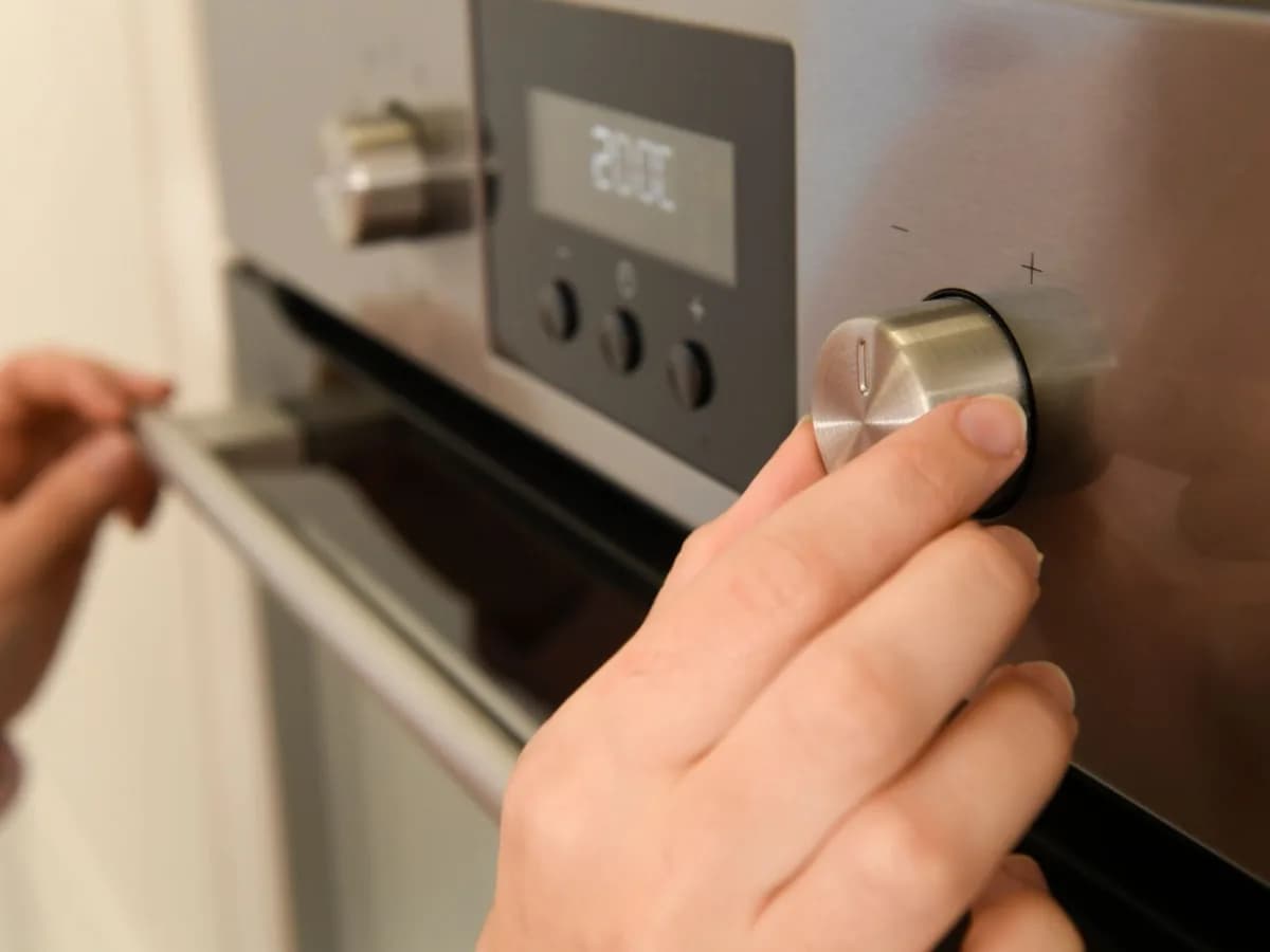Oven temperature gauge indicating inconsistent heating